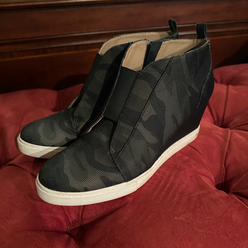 Women’s size 10 camo Paola dress sneakers.